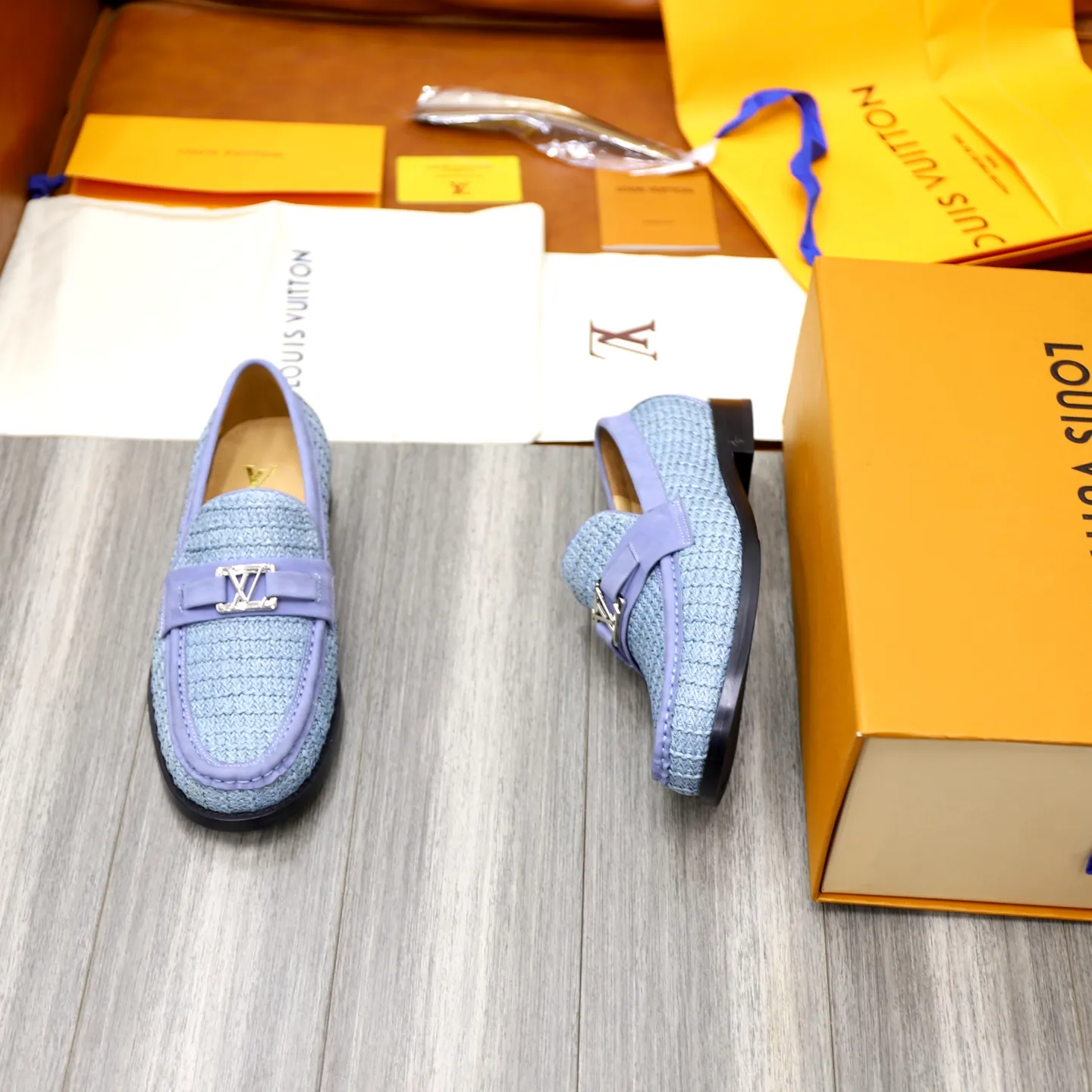 Men's Men's Shoes💰💰920LV Louis Vuitton Slip-on Loafers, top quality products from Guangzhou, ready for sale! This LV Glove loafer is made of selected soft cowhide, with a slightly wrinkled leather surface and a very high-end texture. Each pair is unique. The leather surface is light and soft, with a fine texture and good luster. It is a classic loafer style, with exquisite handmade mark stitching on the toe, and a square toe configuration to highlight the classic style. The horizontal band has hot-printed LV three-dimensional letters, semi-solid handcrafts and a genuine leather outsole, and a rubber patch on the heel to create wear-resistant performance and comfort. One of the must-have loafers for men! Comes with full original packaging! Code number: 38-39-40-41-42-43-44 (38, 45, 46 customized) standard leather shoe code